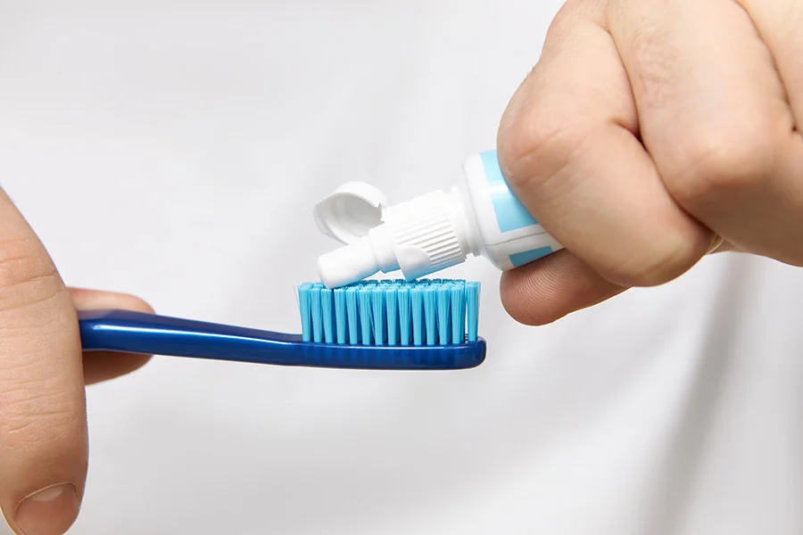 Limpiar cepillo de dientes con agua oxigenada sí o no