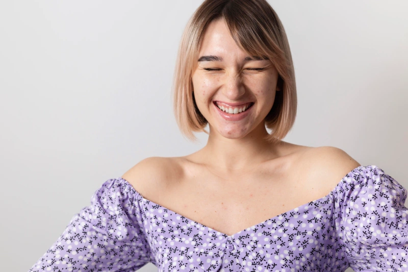 mujer con dientes pequeños