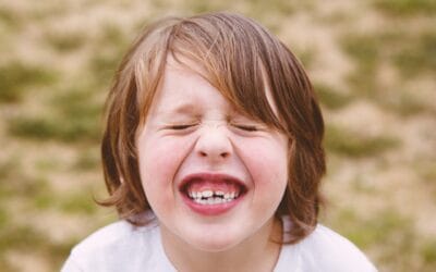 ¿Es normal que los niños tengan los dientes definitivos torcidos?